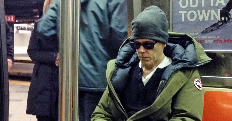 Kevin Bacon se mostra sustentável ao andar de metrô em NY - Luis Jr e Rodrigo Guerra/ The Grosby Group