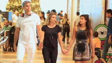 Flávia Alessandra passeia em shopping da Barra no Rio com a família - Delson Silva
