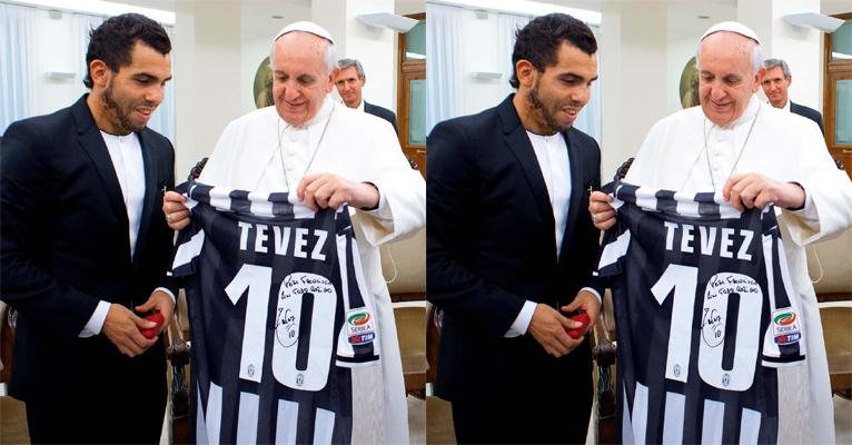 Tevez visita e presenteia o papa Francisco - Reuters/Osservatore Romano