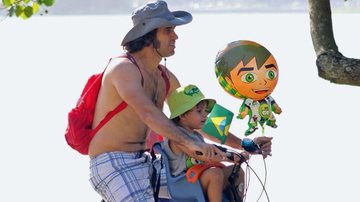Eriberto Leão e seu filho João andam juntos de bicicleta no Rio de Janeiro - JC Pereira/AgNews