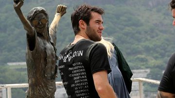 Joshua Bowman visita comunidade no Rio de Janeiro - Andre Freitas / AgNews