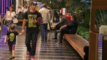 Thiago Rodrigues passa a tarde em shopping no Rio com o filho - Daniel Delmiro/AgNews