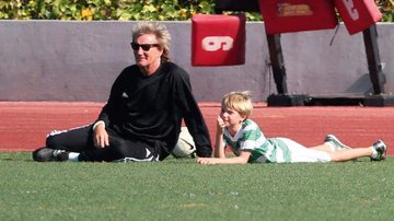 Rod Stewart assiste a uma partida de futebol acompanhado do filho - Familynet/ The Grosby Group