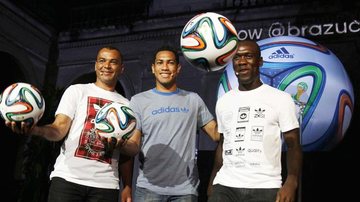 Cafu e Hernanes apresentam a bola da Copa do Mundo de 2014 no Brasil - Stringer/Reuters