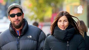 Adam Sandler e sua mulher passeiam no frio pelas ruas do Soho, em Nova York - DPhoto/AKM-GSI