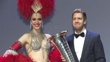 Sebastian Vettel recebe seu troféu de campeão da f1 - Michel Euler/Reuters