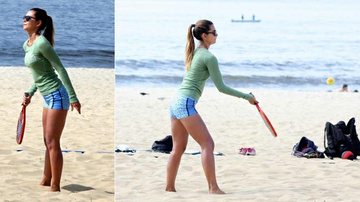 Letícia Wiermann, filha de Datena, faz aula de tênis em praia do Rio de Janeiro - JC Pereira/AgNews