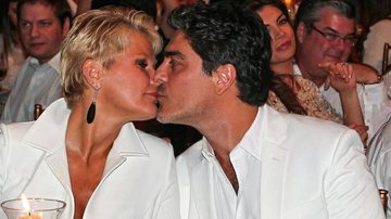 Xuxa e Junno Andrade se beijam durante evento beneficente em São Paulo - Manuela Scarpa e Marcos Ribas/Foto Rio News