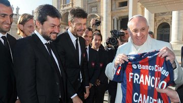 Papa Francisco recebe troféu e camisa de seu time favorito - -