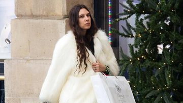 Tatiana Santo Domingo usa casaco de pele branca e look todo preto para enfrentar inverno - The Grosby Group