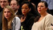 Rihanna e Cara Delevingne assistem juntas a jogo de basquete - Elsa/Getty Images