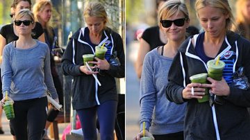 Reese Witherspoon e Naomi Watts tomam suco verde - Foto-montagem