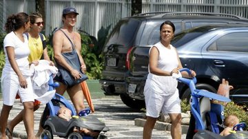 Marcelo Serrado vai à praia com a família - PhotoRioNews