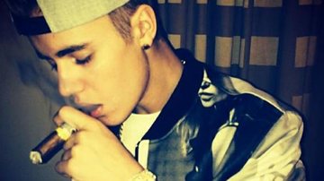Após polêmicas com drogas, Justin Bieber aparece fumando charuto em Cuba - Instagram/Reprodução