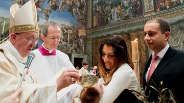 Papa Francisco realiza batismo coletivo com 32 bebês no Vaticano - Osservatore Romano/ Reuters