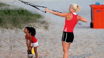 Samara Felippo faz exercícios funcionais na praia da Barra no Rio - Marcos Ferreira/ Photo Rio News