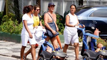 Marcelo Serrado aproveita momento de lazer com a esposa e os gêmeos - Gil Rodrigues/ Foto Rio News