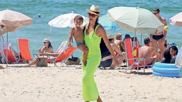 Luana Piovani exibe elegância com o filho em praia do Rio de Janeiro - JC Pereira/AgNews