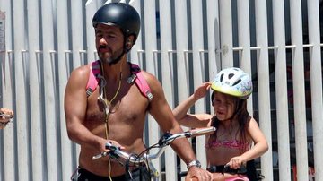 Marcos Palmeira em passeio de bicicleta com a filha Júlia - Fabio Moreno/ Photo Rio News