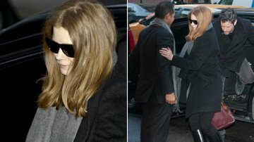 Amy Adams, abatida, com a bolsa anunciada pela grife Valentino - Getty Images