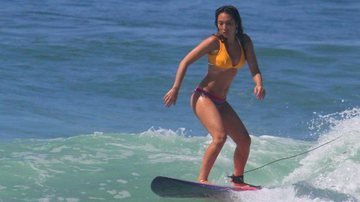 Dani Suziki surfa em praia do Rio de Janeiro - Dilson Silva/ AgNews