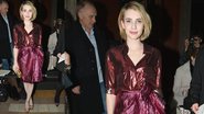 Emma Roberts arrasa em look monocromático metalizado - Getty Images