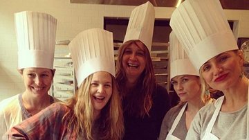 Cameron Diaz, Drew Barrymore e Reese Witherspoon fazem aula de culinária - Reprodução / Instagram