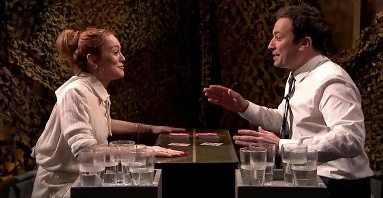 Jimmy Fallon joga água na cara de Lindsay Lohan durante programa de TV - Reprodução/YouTube