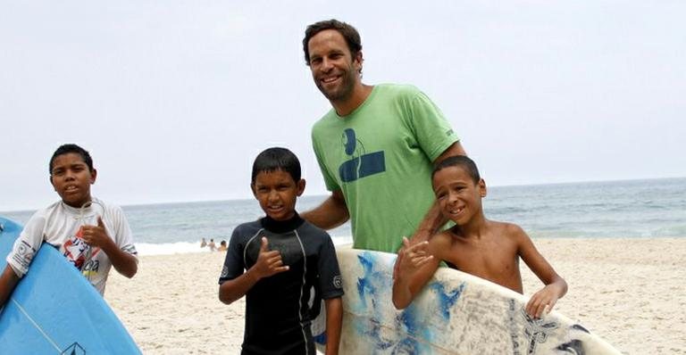 Jack Johnson visita praia carioca e participa de ação ecológica - Marcos Ferreira e Johnson Parragues / Photo Rio News