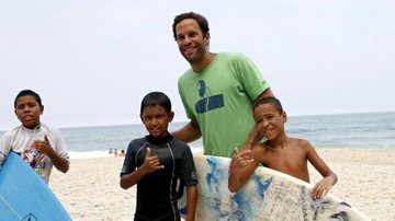 Jack Johnson visita praia carioca e participa de ação ecológica - Marcos Ferreira e Johnson Parragues / Photo Rio News