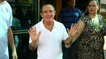 Após angioplastia, Renato Aragão deixa o hospital - Marcello Sá Barretto / AgNews