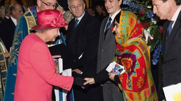 Rainha Elizabeth II recebe a jovem paquistanesa Malala Yousafzai - Arthur Edwards/Reuters