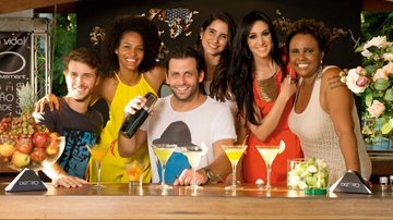 Henri Castelli recebe famosos em coquetel com saborosos drinques do seu bar - César Alves e Mariana Vianna