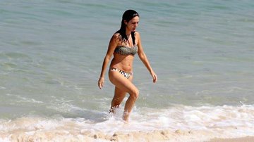 Claudia Ohana exibe boa forma com biquíni na praia - JC Pereira/AgNews
