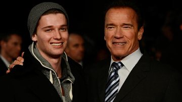 Arnold Schwarzenegger brinca com o filho após cirurgia - Getty Images