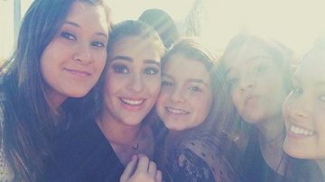 Lívian Aragão com as amigas, entre elas Laura e Beatriz, filhas de Fátima Bernardes e William Bonner - Reprodução / Instagram