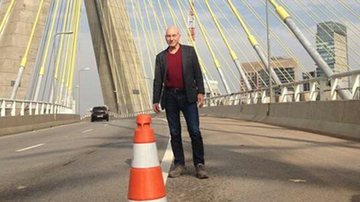 Na Ponte Estaiada, Patrick Stewart ironiza problemas no trânsito de São Paulo - Twitter/Reprodução