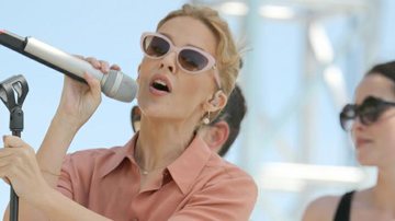 Vento bate e deixa calcinha de Kylie Minogue à mostra em Cannes - Grosby Group