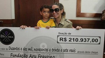 Danielle Winits entrega doação ao Inca - Daniel Delmiro / AgNews