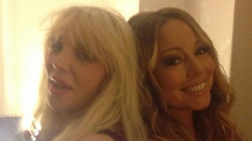Courtney Love e Mariah Carey posam sorridentes para foto - Instagram/Reprodução