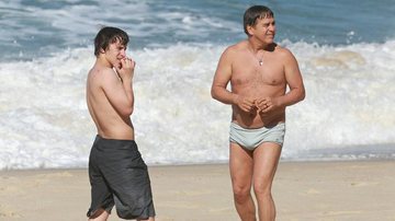 Davi, filho de Carolina Dieckmann e Marcos Frota, se diverta na praia com o pai - Dilson Silva/AgNews