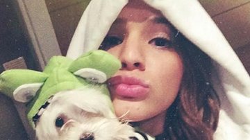 Bruna Marquezine faz selfie ao lado de pet fantasiado - Instagram/Reprodução