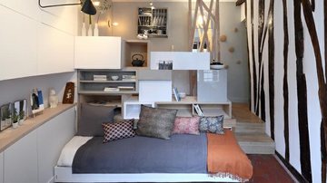 Decoração funcional: apartamento de 12m² tem estante e sofá multiusos - (www.julienabucet.com Mini studio et pans de bois)