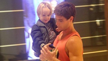 Jonatas Faro leva o filho para passear em shopping - Johnson Parraguez/PhotoRionews