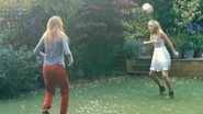Cara Delevingne e namorada de Bradley Cooper mostram habilidade com a bola - Instagram/Reprodução