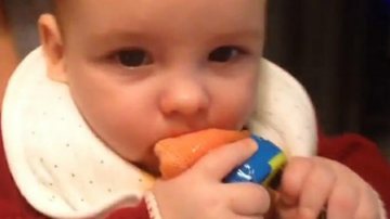 Filho de Ana Hickmann come mamão pela primeira vez e se suja todo - Instagram/Reprodução