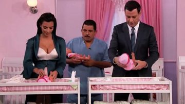 Kim Kardashian troca fraldas de bebês de mentira - YouTube/Reprodução