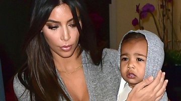 Kim Kardashian combina look com a filha, North West - AKM-GSI/Splash