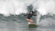 Dani Suzuki mostra corpo sarado durante surfe no Rio - Delson Silva/AgNews
