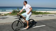 Thiago Lacerda anda de bike e joga vôlei no Rio de Janeiro - Wallace Barbosa/AgNews